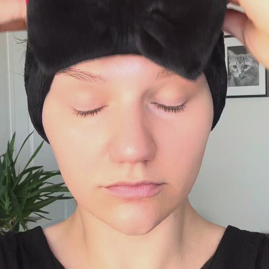 Masque BAR my iN.gredients Hyaluronic Acid Capsule Cream in an open glass jar, showing its blue gel-cream and hydrating capsules, a vegan, fragrance-free moisturiser with hyaluronic acid, niacinamide and shea butter for dry, mature, dehydrated skin.