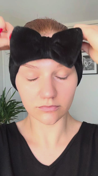 Masque BAR my iN.gredients Hyaluronic Acid Capsule Cream in an open glass jar, showing its blue gel-cream and hydrating capsules, a vegan, fragrance-free moisturiser with hyaluronic acid, niacinamide and shea butter for dry, mature, dehydrated skin.