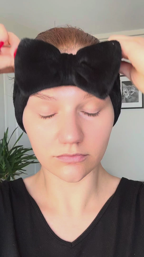 Masque BAR my iN.gredients Hyaluronic Acid Capsule Cream in an open glass jar, showing its blue gel-cream and hydrating capsules, a vegan, fragrance-free moisturiser with hyaluronic acid, niacinamide and shea butter for dry, mature, dehydrated skin.